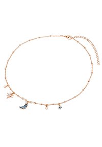 Collar de cadena en oro rosa con varios colgantes: estrella, luna y piedras pequeñas. Presenta un diseño de eslabones delicados y un cierre de langosta.