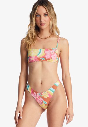 Bloemrijke twee-delige bikini met een rechthoekige top en hoge slips. Bevat levendige roze, oranje en turquoise kleuren met een gladde textuur.