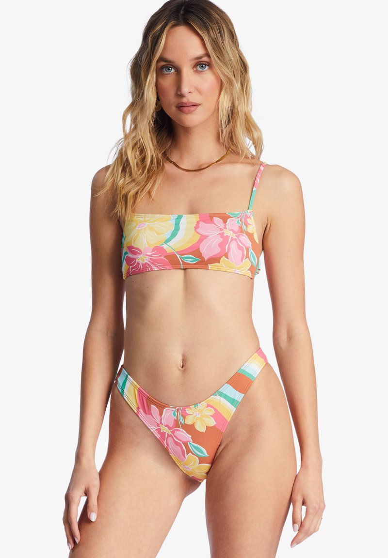 Bloemrijke twee-delige bikini met een rechthoekige top en hoge slips. Bevat levendige roze, oranje en turquoise kleuren met een gladde textuur.