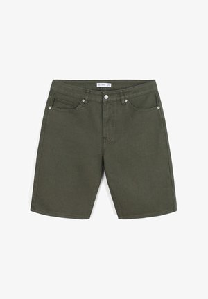 Shorts en denim vert olive avec un design à cinq poches, fermeture à bouton en métal et coutures contrastées. Texture lisse, coupe à mi-genoux.
