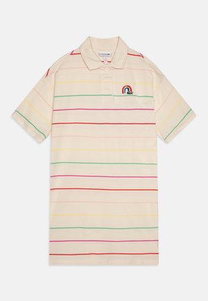 Polo realizzata in tessuto beige con righe orizzontali multicolori. Include un piccolo arcobaleno ricamato sul lato sinistro del petto.