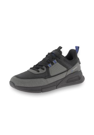 Sneaker atletica nera e grigia con tomaia testurizzata, colletto imbottito, dettagli perforati e suola flessibile e ammortizzata. Dettagli blu presenti.
