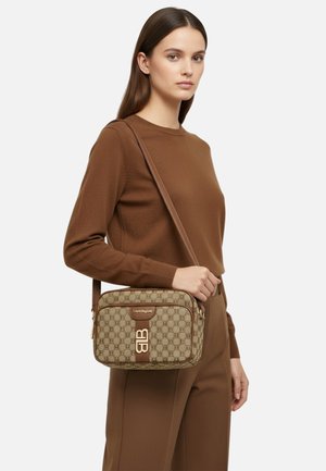 Borsa marrone con motivo, realizzata in tessuto resistente, caratterizzata da una forma rettangolare, hardware dorato e una tracolla regolabile.