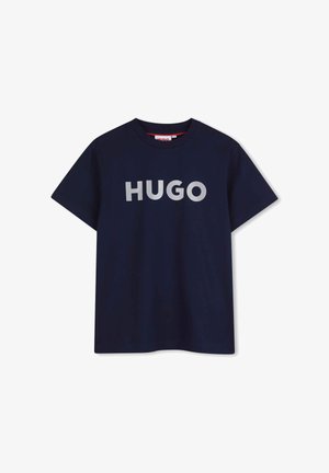 T-shirt bleu marine à manches courtes avec col rond et grand texte blanc "HUGO" centré sur le devant.