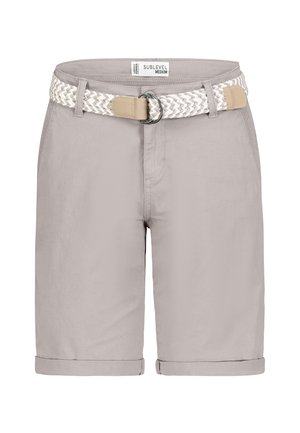 Hellgraue Shorts mit einem gewebten, cremefarbenen Gürtel. Die Shorts haben einen umgeschlagenen Saum und eine lockere Passform und bestehen aus glattem Baumwollstoff.