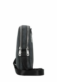 Bolso de hombro delgado y gris oscuro con dos cremalleras plateadas, textura tejida, correa ajustable y acentos de logo en el herraje metálico.