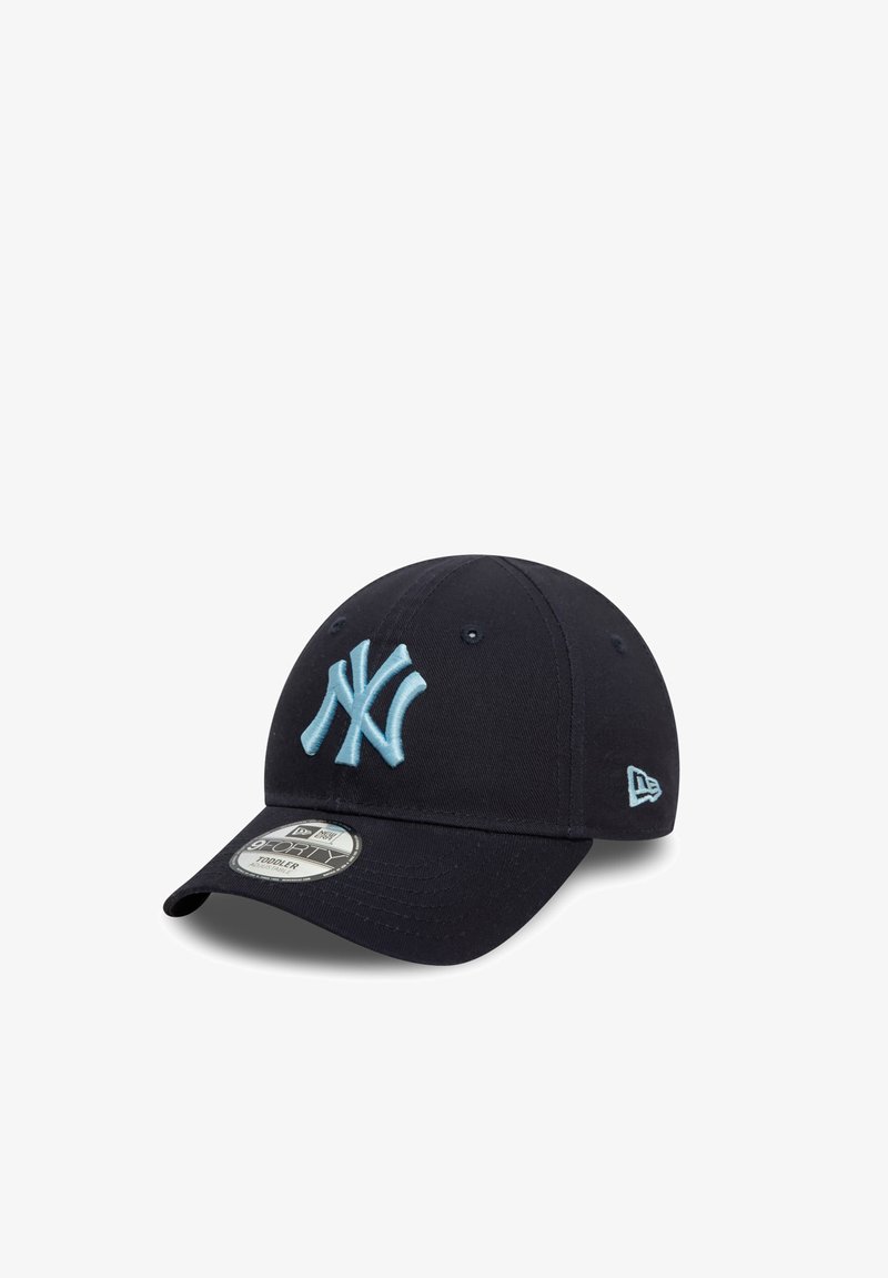 Marineblaues Baseballcap mit leicht blauer, gestickter New York Yankees-Logo. Mit einem gebogenen Schirm, einem Stoffriemen und Belüftungslöchern.
