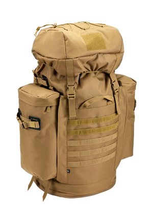 Grote beige tactische rugzak met meerdere zijzakken, voorspeten, bovenste trekkoordsluiting en gevoerde handgreep.