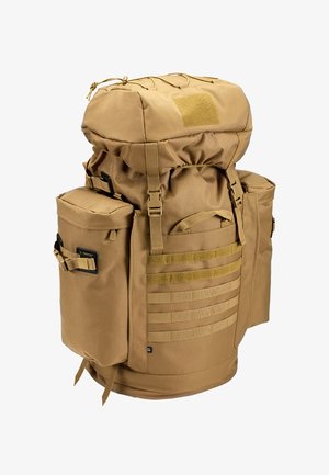 Duży taktyczny plecak w kolorze beżowym z licznymi bocznymi kieszeniami, przednimi paskami, górnym zaciskanym zamknięciem i wyściełanym uchwytem.