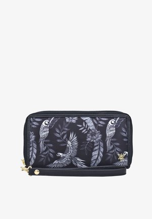 Schwarze Geldbörse mit Rundum-Reißverschluss und Handschlaufe, mit weißem und grauem Papageien- und Blättermuster sowie kleinem goldfarbenem Blumenemblem auf der Vorderseite.