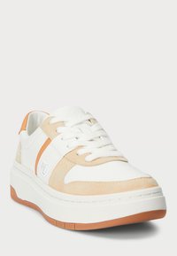 Sneaker bianca con morbidi accenti in suede beige, punta tondeggiante, chiusura con lacci e materiali texturizzati. Suola in gomma con battistrada marrone chiaro.