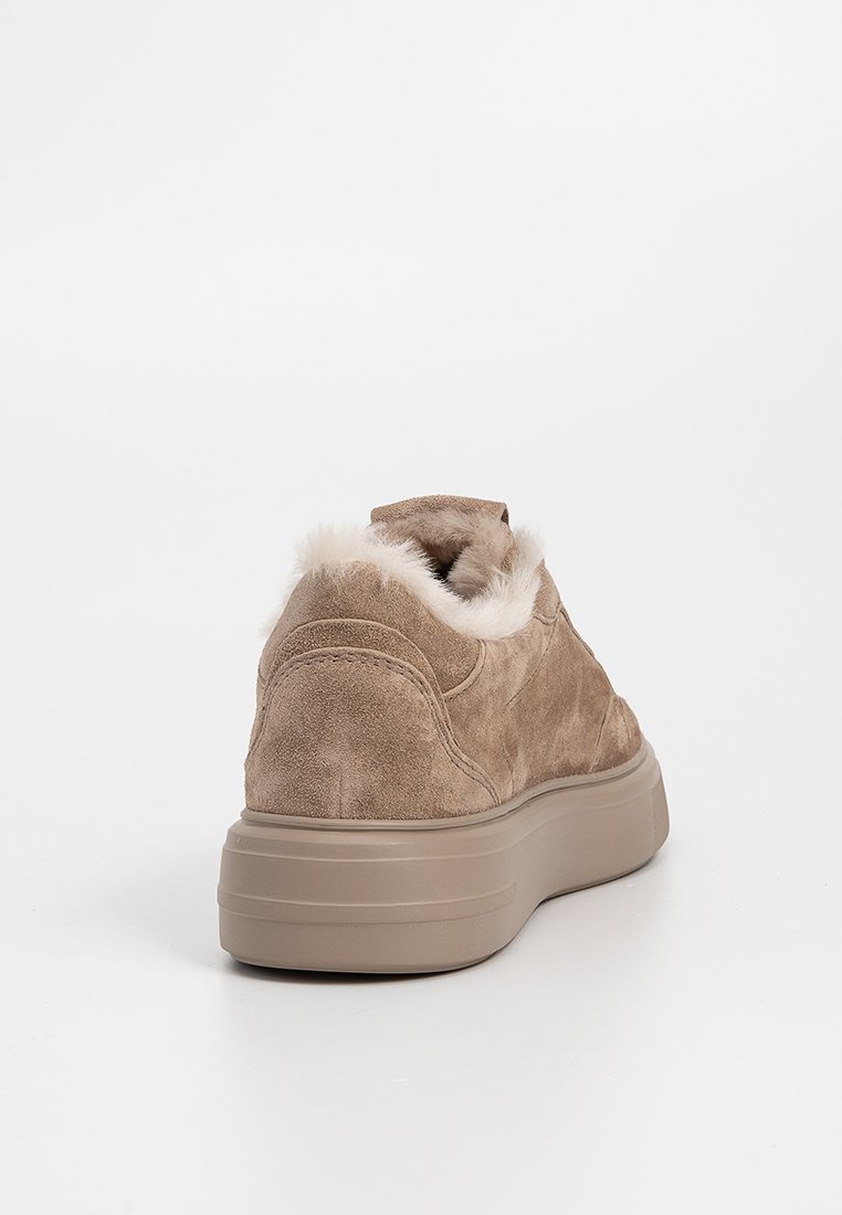 Brauner Wildleder-Sneaker mit einem weichen, beigen Fellkragen und einer dicken, beigen Gummisohle, die durch sanfte Kurven und ein abgerundetes Rückendesign besticht.