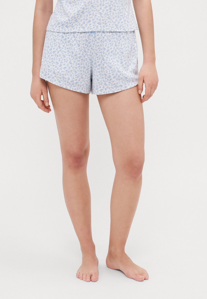 Lichtblauwe katoenen shorts met een bloemenpatroon, met een relaxte pasvorm en ronde zomen, gecombineerd met een bijpassende top.