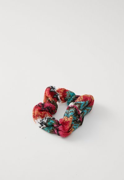 Bunte Scrunchie aus strukturiertem Stoff mit einem Muster in Rot, Schwarz, Teal und Gold, mit einem weichen, elastischen Design.