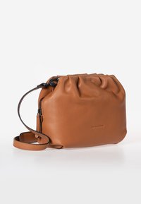 Bruine leren handtas met een zachte, geplooide ontwerpelementen, voorzien van een ritsluiting en een afneembare schouderband. Gecombineerde, gestructureerde afwerking.