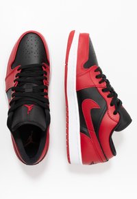 Jordan AIR JORDAN 1 LOW - Sportcipő - gym red/black/white