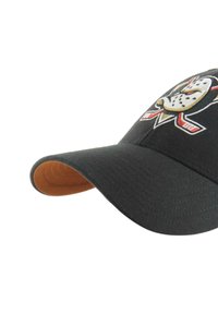 Schwarze Baseballmütze mit gebogenem Schirm, versehen mit einem mehrfarbigen, gestickten Logo mit einem Entwurf eines Entenmotiv. Die Unterseite des Schirms ist braun.
