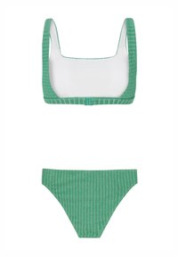 Žalias juostuotas bikinis sudarytas iš kvadratinio kaklo viršaus su storomis petnešomis ir atitinkančių aukšto liemens šortukų, pagaminti iš tekstūruoto audinio.