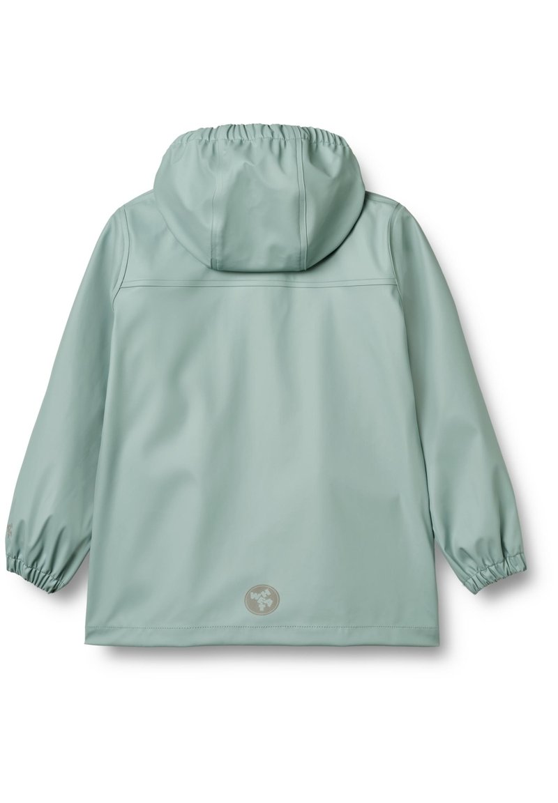 Veste imperméable vert clair avec capuche, manches élastiques et texture lisse. Présente un logo dans le bas du dos.