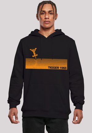 Svart hettegenser med oransje grafisk design med striper og teksten "TIGGER 1968". Inkluderer en lommes foran og hette med snøring.