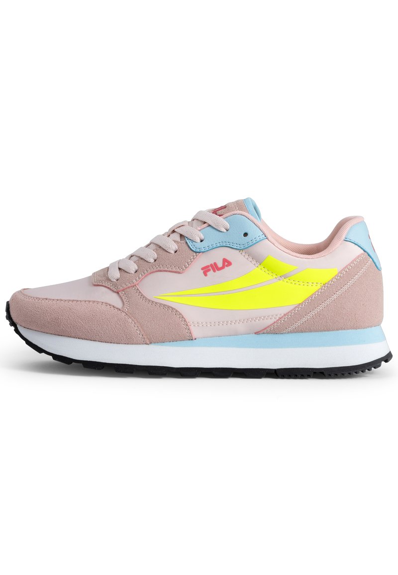 Baskets de sport rose et bleue en suédine et maille, avec un accent jaune et une semelle en caoutchouc noire. Logo de la marque affiché.