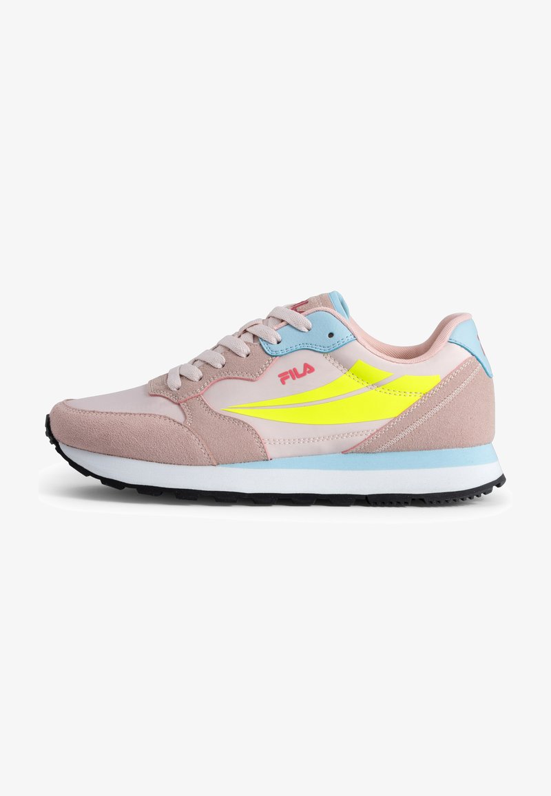 Baskets de sport rose et bleue en suédine et maille, avec un accent jaune et une semelle en caoutchouc noire. Logo de la marque affiché.
