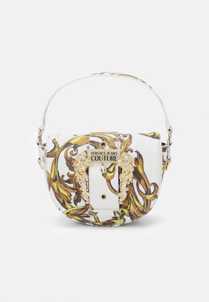 Sac à main blanc Versace Jeans Couture avec motif baroque doré, boucle dorée et poignée supérieure sur fond blanc.