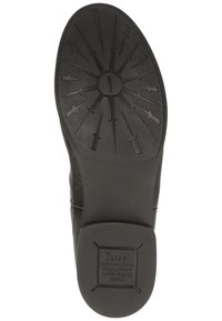 Schwarze Gummisohle mit einem strahlenförmigen Profil und eingeprägtem Branding. Glattes, flaches Design mit abgerundeten Kanten und ohne sichtbare Schnürsenkel.