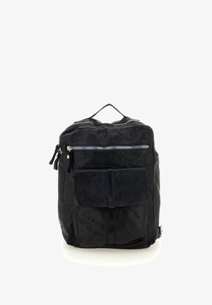 Zaino in pelle nera con manico superiore, tasca frontale con zip e ampia tasca con patta su sfondo bianco.