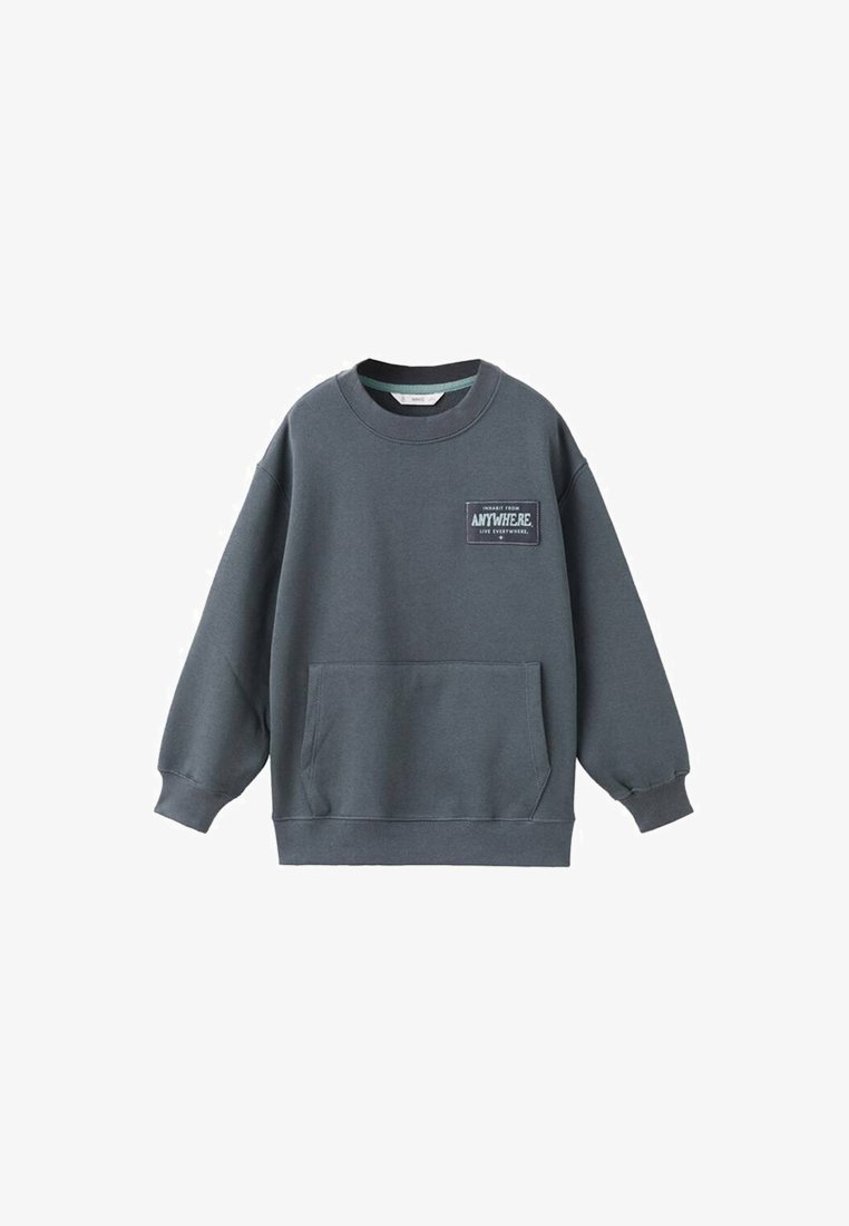 Felpa grigia scura in misto cotone, con collo rotondo, maniche lunghe e tasca frontale con etichetta a contrasto.