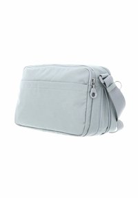 Sac d'épaule en toile grise avec fermeture éclair en haut, bandoulière réglable, tissu texturé et poche avant plate. Présente des accents de quincaillerie simples.