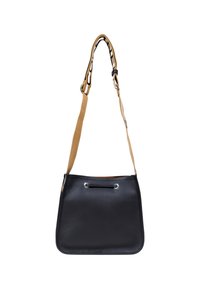 Borsa a spalla in pelle nera con tracolla regolabile color cuoio. Caratterizzata da hardware in metallo argentato e un design minimalista con una texture morbida.