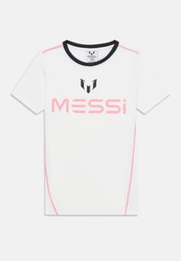 Hvit t-skjorte med kort erme, med svart krage, rosa sideakenter, og navnet "MESSI" i fet rosa skrift på forsiden.