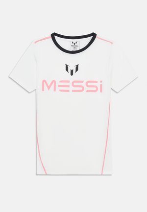 Witte T-shirt met korte mouwen, voorzien van een zwarte kraag, roze zijaccenten en de naam "MESSI" in vetgedrukte roze letters op de voorkant.
