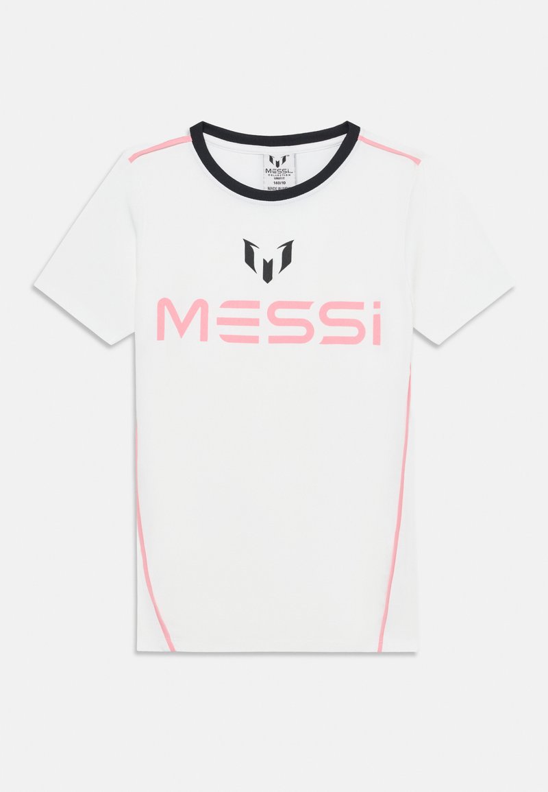 Camiseta blanca de manga corta, con un cuello negro, acentos laterales rosas y el nombre "MESSI" en letras rosas en negrita en el frente.