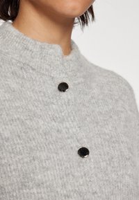 Gestuz Strickjacke - light grey