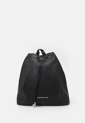 Sac à dos en cuir noir texturé avec cordon de serrage, embouts en métal argenté et logo "MENNACE" à l'avant sur fond blanc.