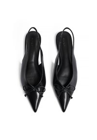 Melni ādas slingback apavi ar norādītiem pirkstiem, kas priekšpusē aprīkoti ar dekoratīvu loku un gludu, spīdīgu virsmu.