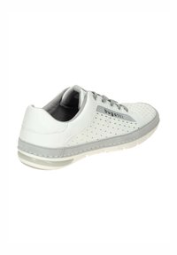 Weiße Sportschuhe mit grauen Akzenten, featuring perforiertem Obermaterial, glatter Textur, runder Zehenpartie und einer gepolsterten Sohle für Komfort.