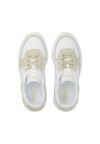 Sneaker bianchi e beige con tomaia in pelle liscia, design con lacci, punta forata, linguetta imbottita e accenti con logo sui lati.