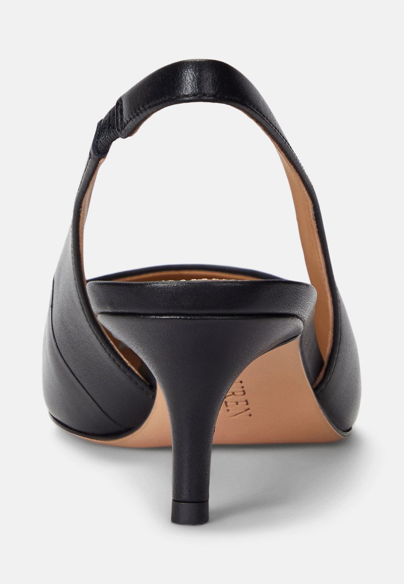 Czarne skórzane szpilki typu slingback z ostrym noskiem i wąskim obcasem, o gładkiej teksturze i minimalnych detalach przeszycia.