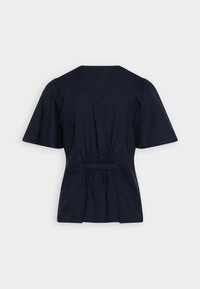Blusa blu navy con maniche a puff corte, vestibilità rilassata, dettaglio in vita arricciato e scollatura rotonda. Tessuto testurizzato. Vista posteriore semplice.
