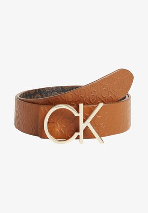 Ceinture en cuir marron embossée d'un motif répétitif "CK" et boucle à logo "CK" dorée.