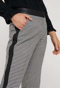 Claudie Pierlot Stoffhose - multi-coloured