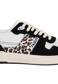 Lage sneakers met zwart suede, witte leren, beige zool, beige veters, panel met luipaardprint en het "FAGUO" logo aan de zijkant.