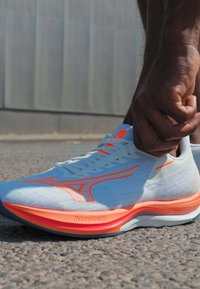 Mizuno WAVE REBELLION SONIC - Zapatillas running asfalto - white/light orange/blue ashes