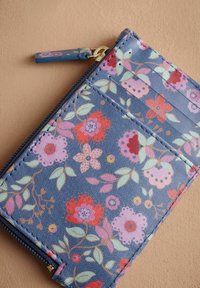 Cvečni žepni portfelj iz modrega teksturiranega materiala; vsebuje pisane rože, liste in zlat zadrgo. Vključuje štiri režnje za kartice.