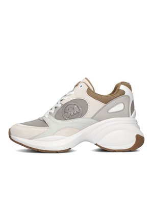 Zapatillas deportivas en gris claro, blanco y beige. Presentan un collar acolchado, acentos de cuero y ante texturizado, y una suela gruesa con ranuras.