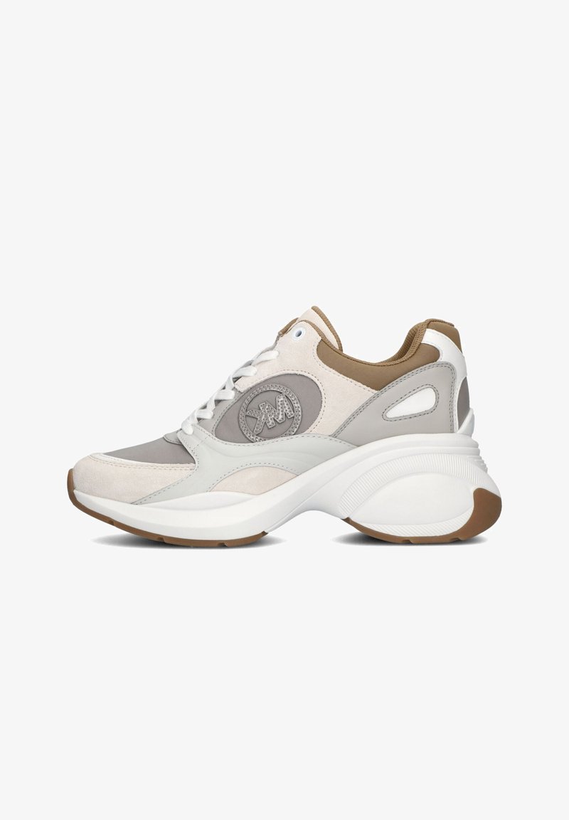 Sportlicher Sneaker in Hellgrau, Weiß und Beige. Merkmale einen gepolsterten Schaftrand, strukturierte Wildleder- und Lederakzente sowie eine voluminöse Sohle mit Rillen.