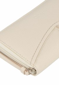 Beige leren portemonnee met een gestructureerd oppervlak, ritssluiting en subtiele stikdetails. Merkennaam is verdiept gedrukt.